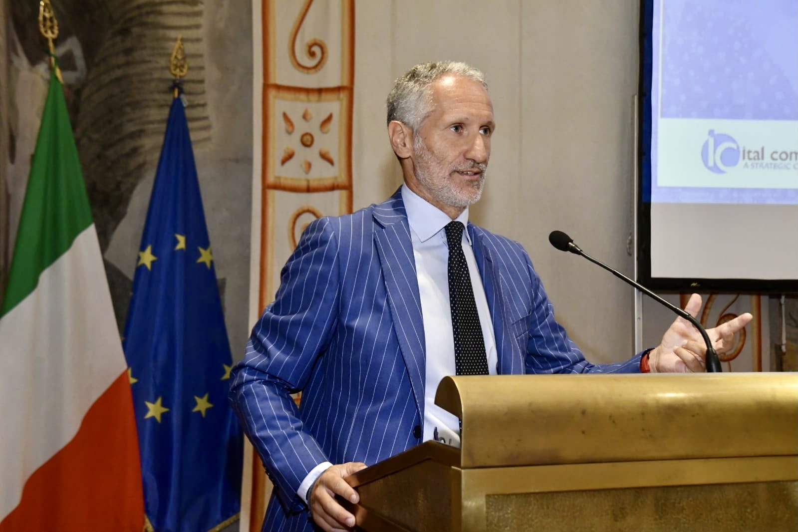Domenico Colotta, presidente di Assocomunicatori, durante un intervento pubblico.