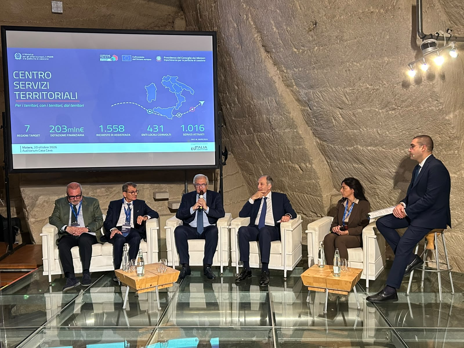 Il confronto istituzionale sul Centro Servizi Territoriali a Matera, con i relatori e lo schermo dedicato ai risultati del programma.