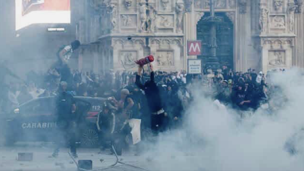 Forze dell’Ordine durante gli scontri a una manifestazione a Milano.