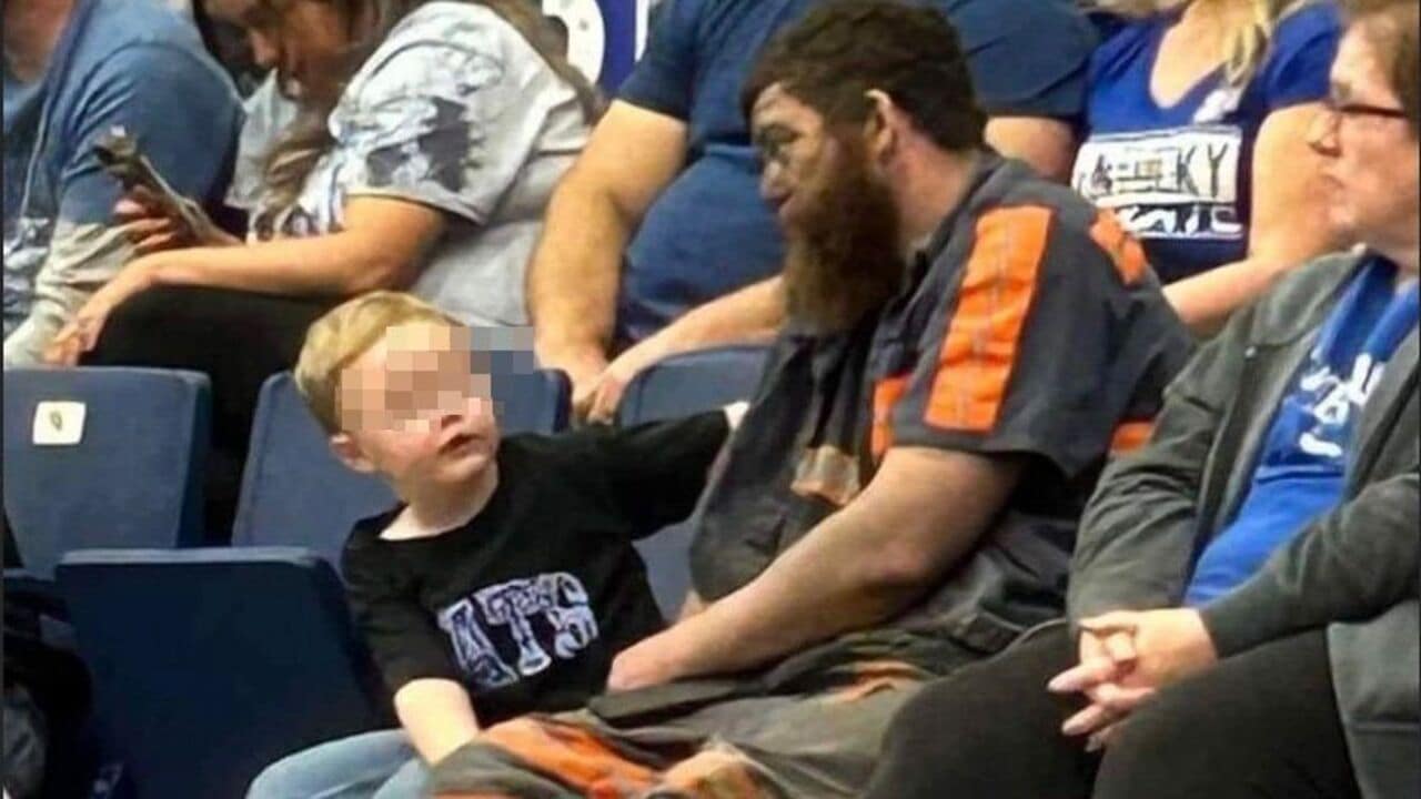 Il papà accompagna il figlio alla partita