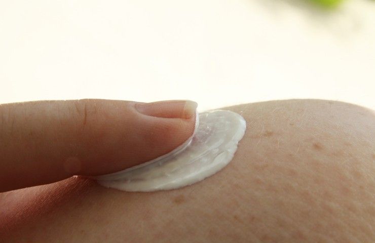 Utilizzare la crema per le mani per evitare arrossamenti e per garantire una buona salute