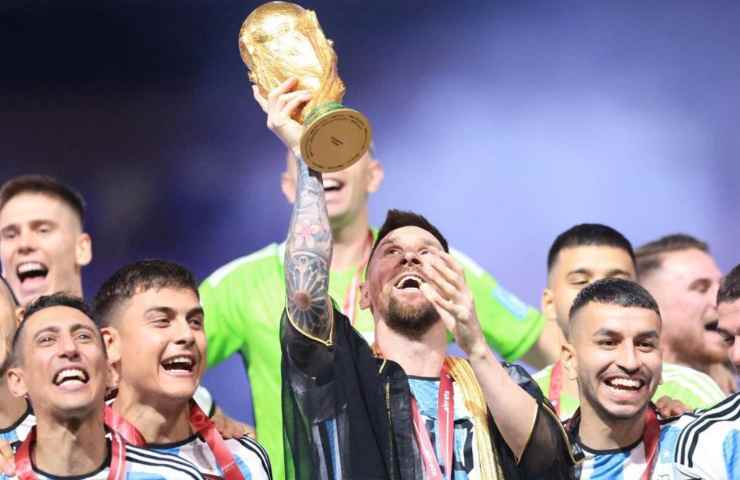 messi polemica vestaglia araba